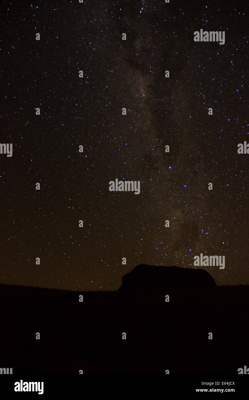 Silhouette di tenda sotto il cielo stellato in Huaraz, Perù Foto Stock