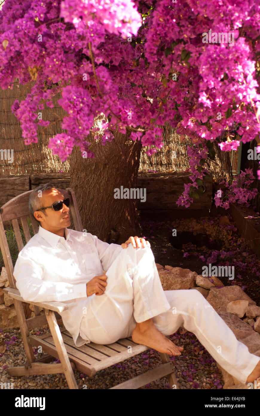 Uomo maturo seduti in giardino Foto Stock