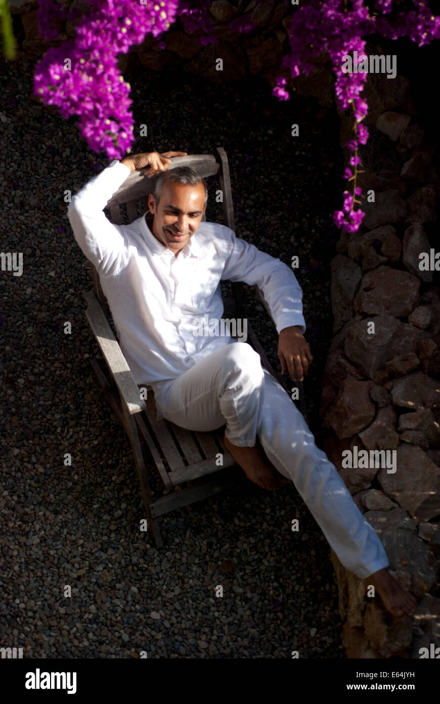 Uomo maturo seduti in giardino Foto Stock