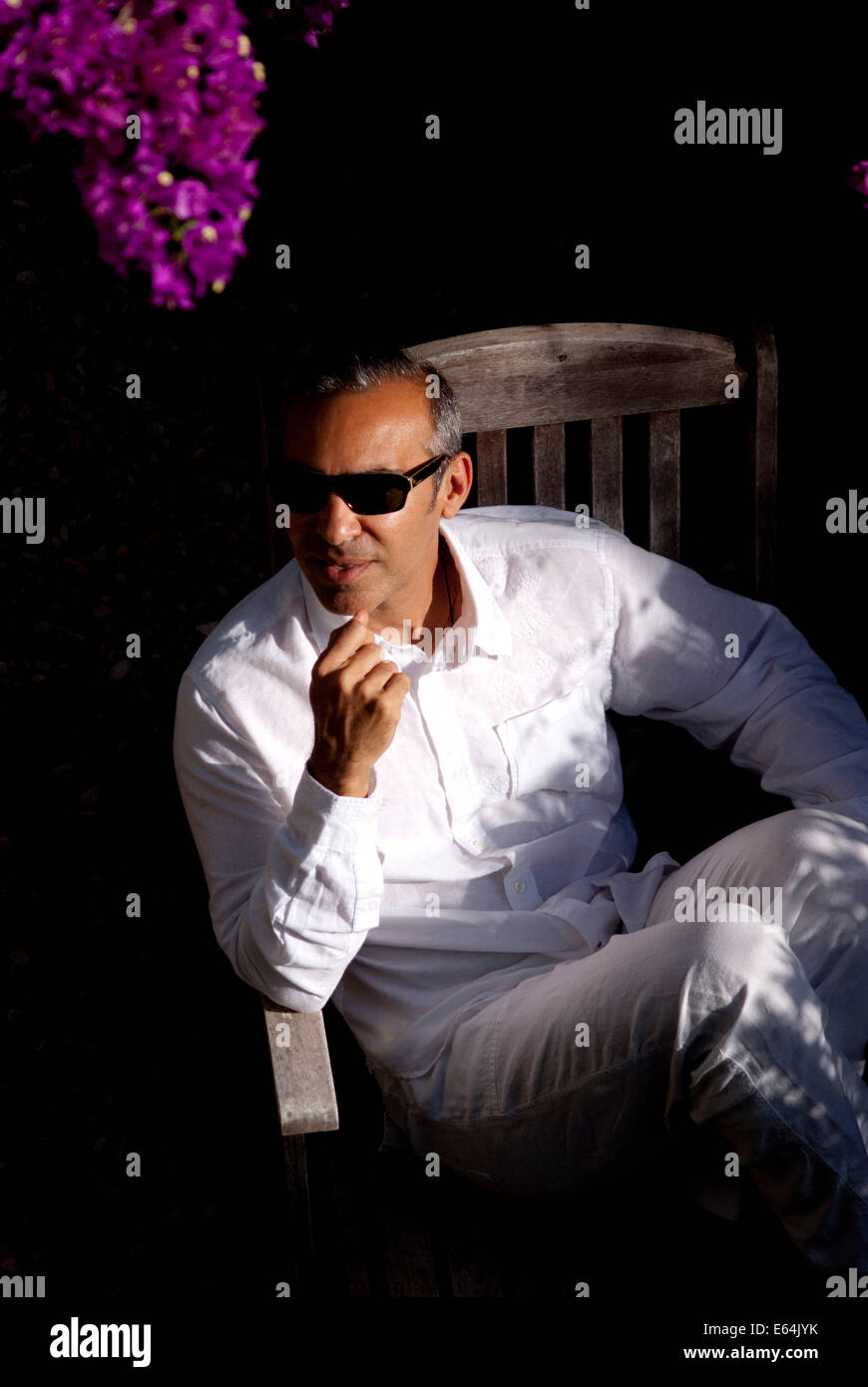 Uomo maturo seduti in giardino Foto Stock