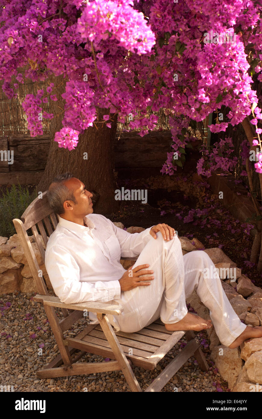 Uomo maturo seduti in giardino Foto Stock