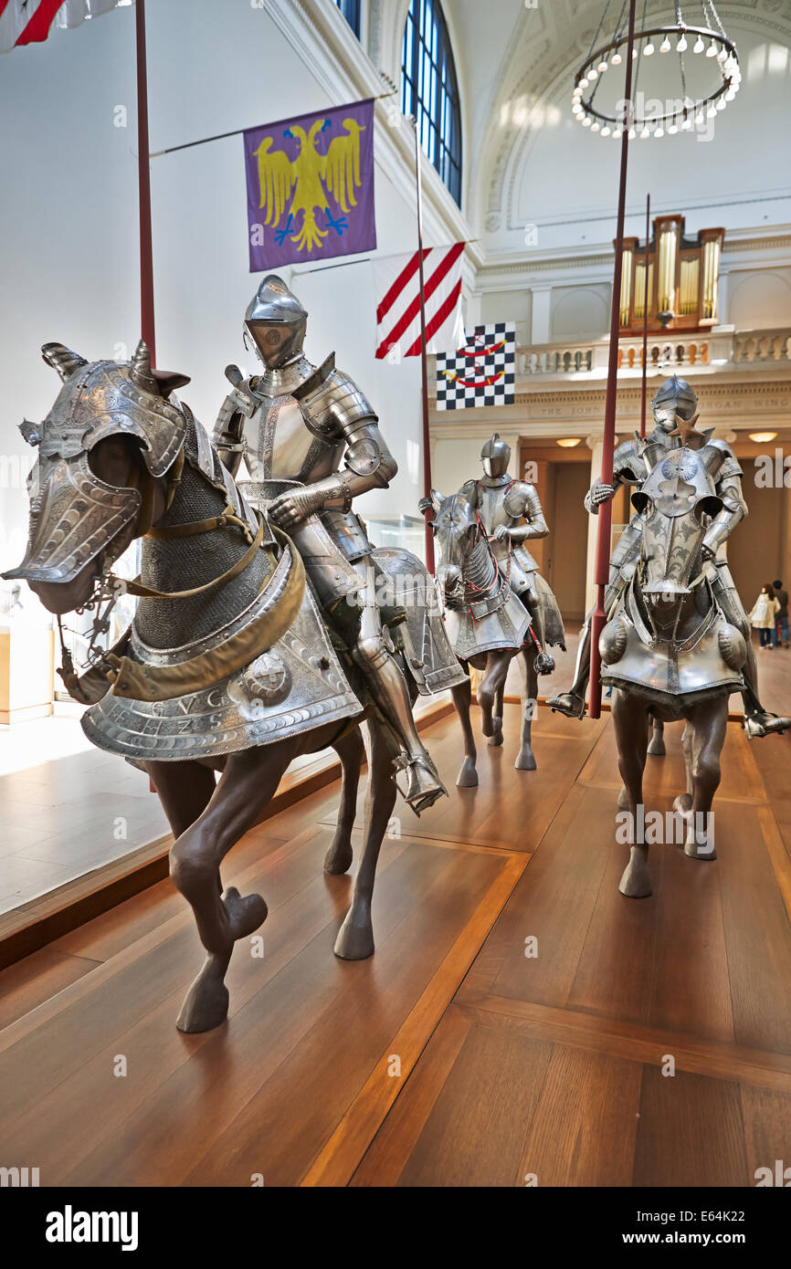 Esposizione di cavalieri medievali in armatura a placchetta piena con cavalli corazzati nel museo Metropolitan. New York, Stati Uniti. Foto Stock