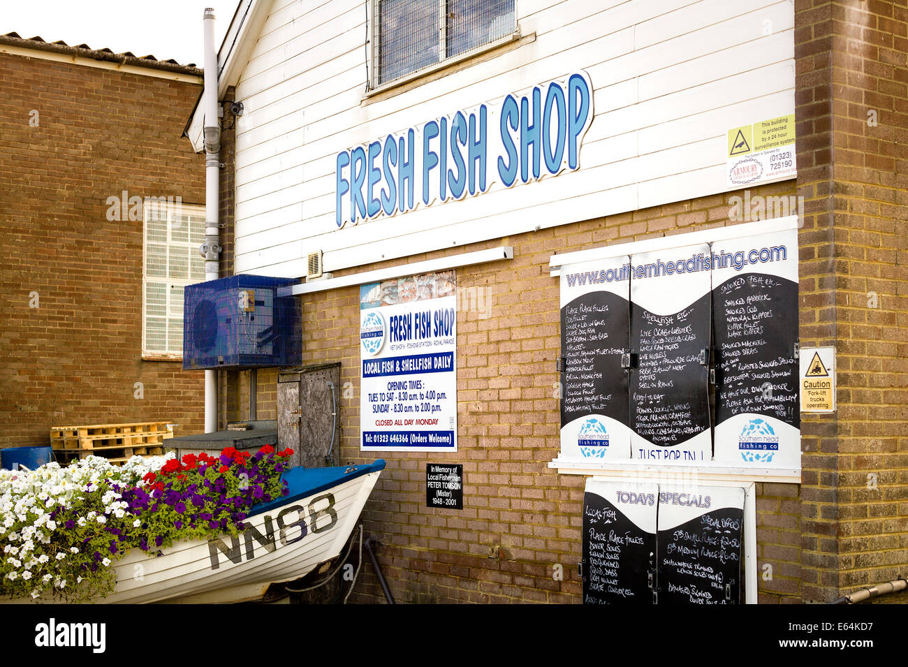 Approccio posteriore per un pesce fresco shop fuori la spiaggia a Eastbourne SUSSEX REGNO UNITO Foto Stock