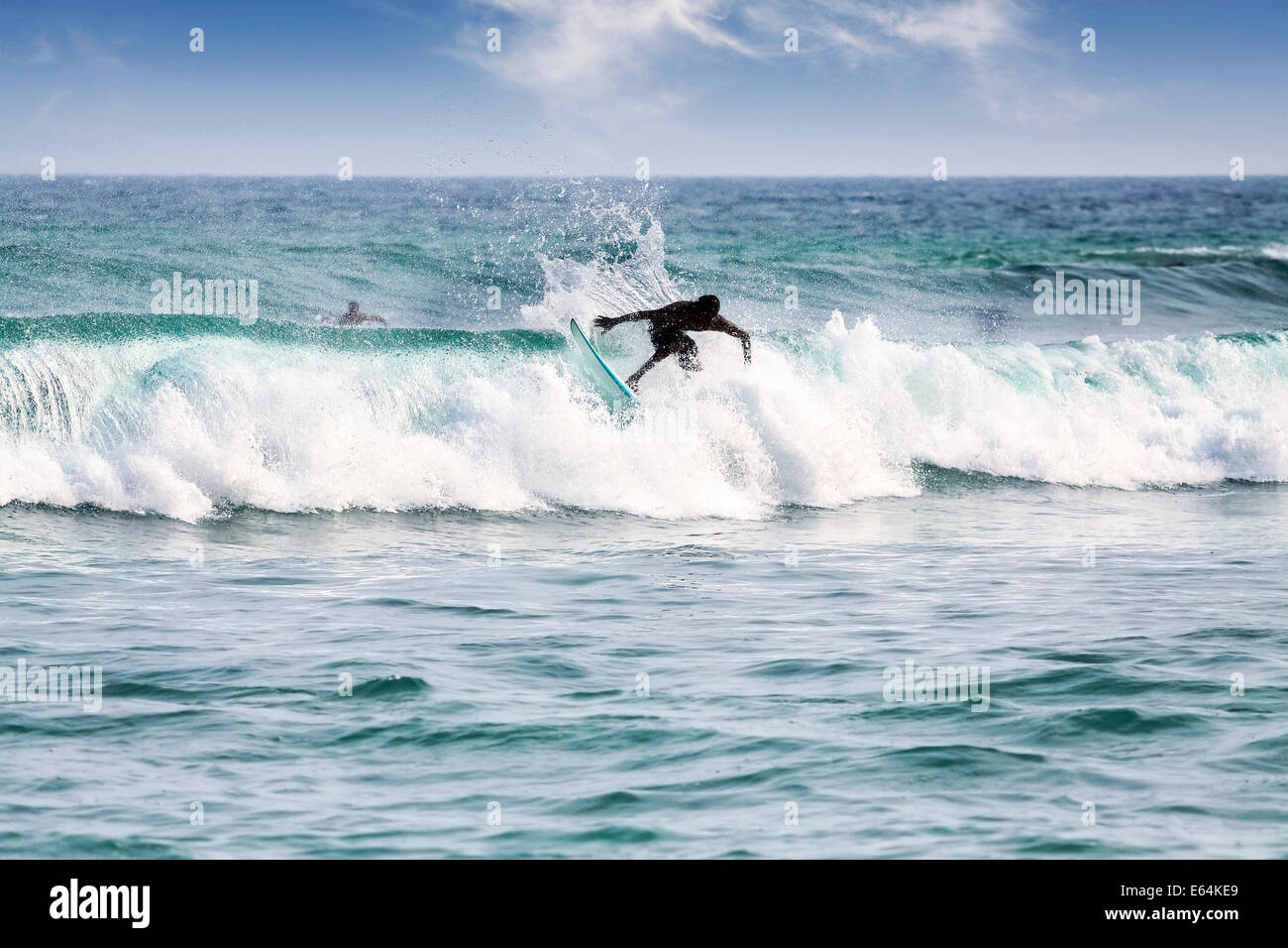 Silhouette di un surfista sulle onde sulla famosa spiaggia in Sri Lanka. Foto Stock