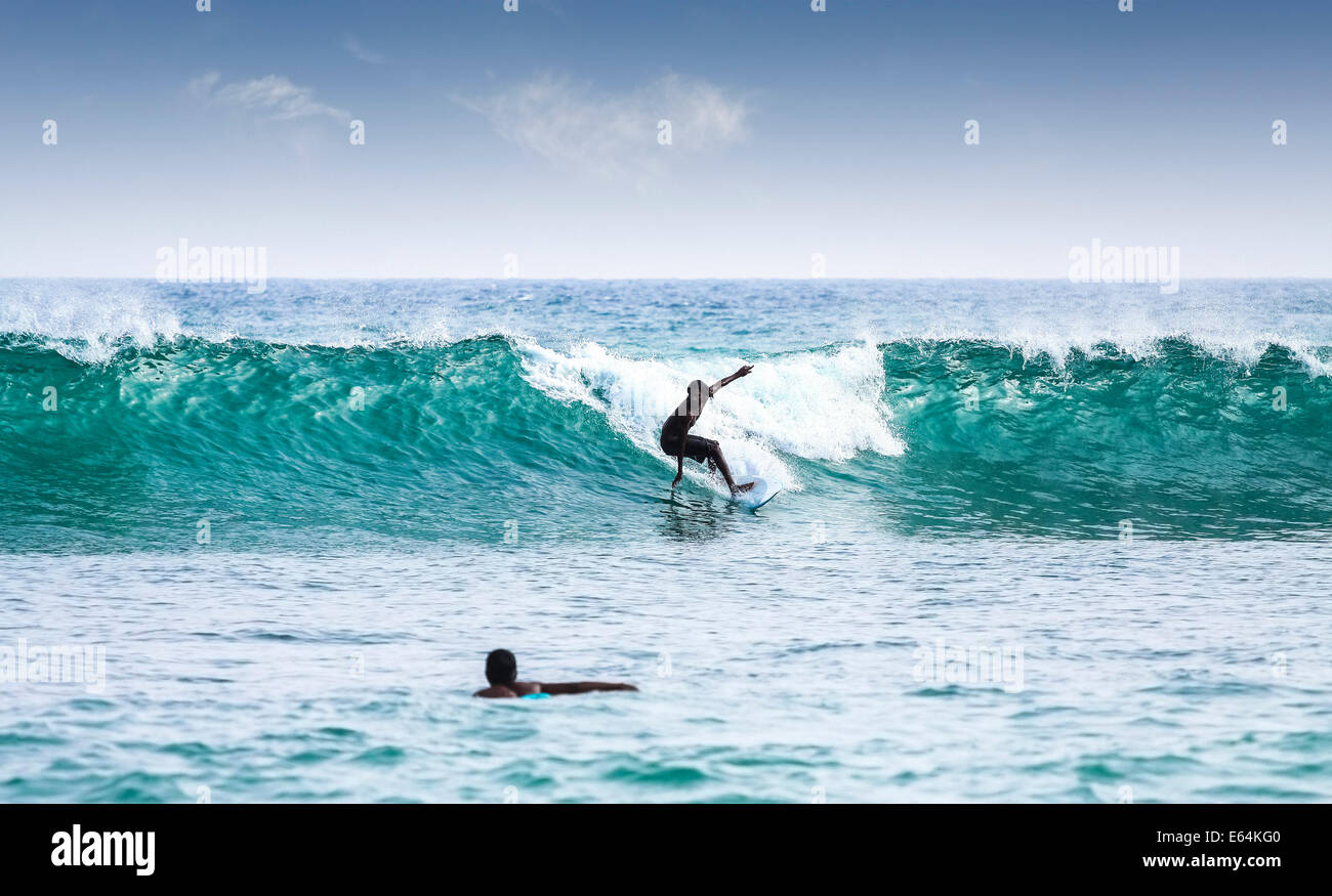 Sagome di surf sulle onde sulla famosa spiaggia in Sri Lanka. Foto Stock
