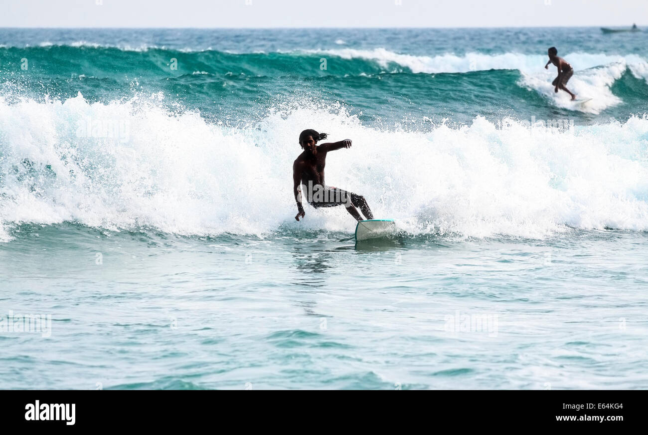 Mirissa, Sri Lanka - Marzo 04, 2009: sagome di surf sulle onde nella famosa spiaggia in Sri Lanka. Foto Stock