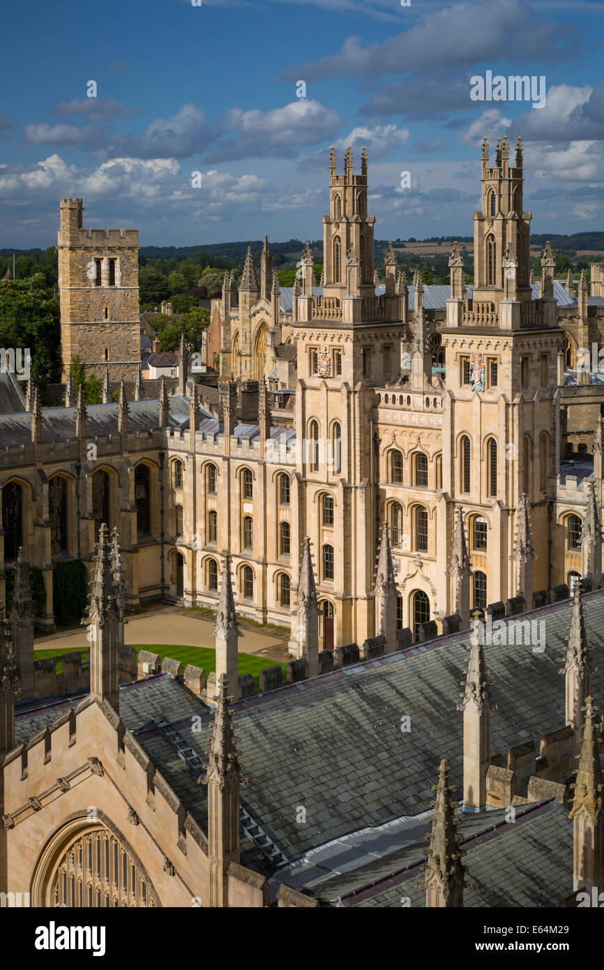 All Souls College e le molte guglie di Oxford University, Oxfordshire, Inghilterra Foto Stock