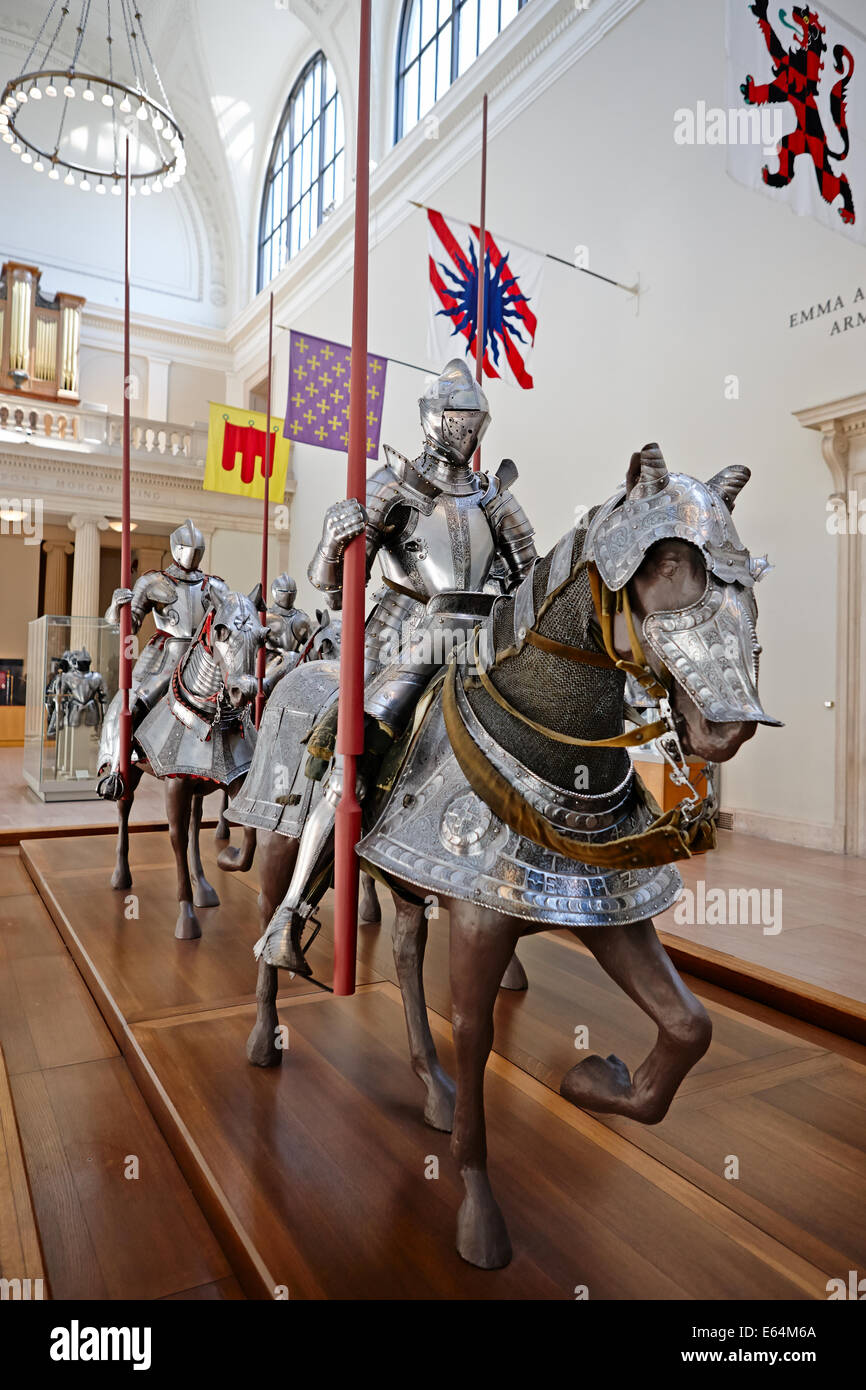 Esempio di armatura medievale europea a piastra per cavaliere e il suo cavallo esposti nel museo Metropolitan. New York, Stati Uniti. Foto Stock
