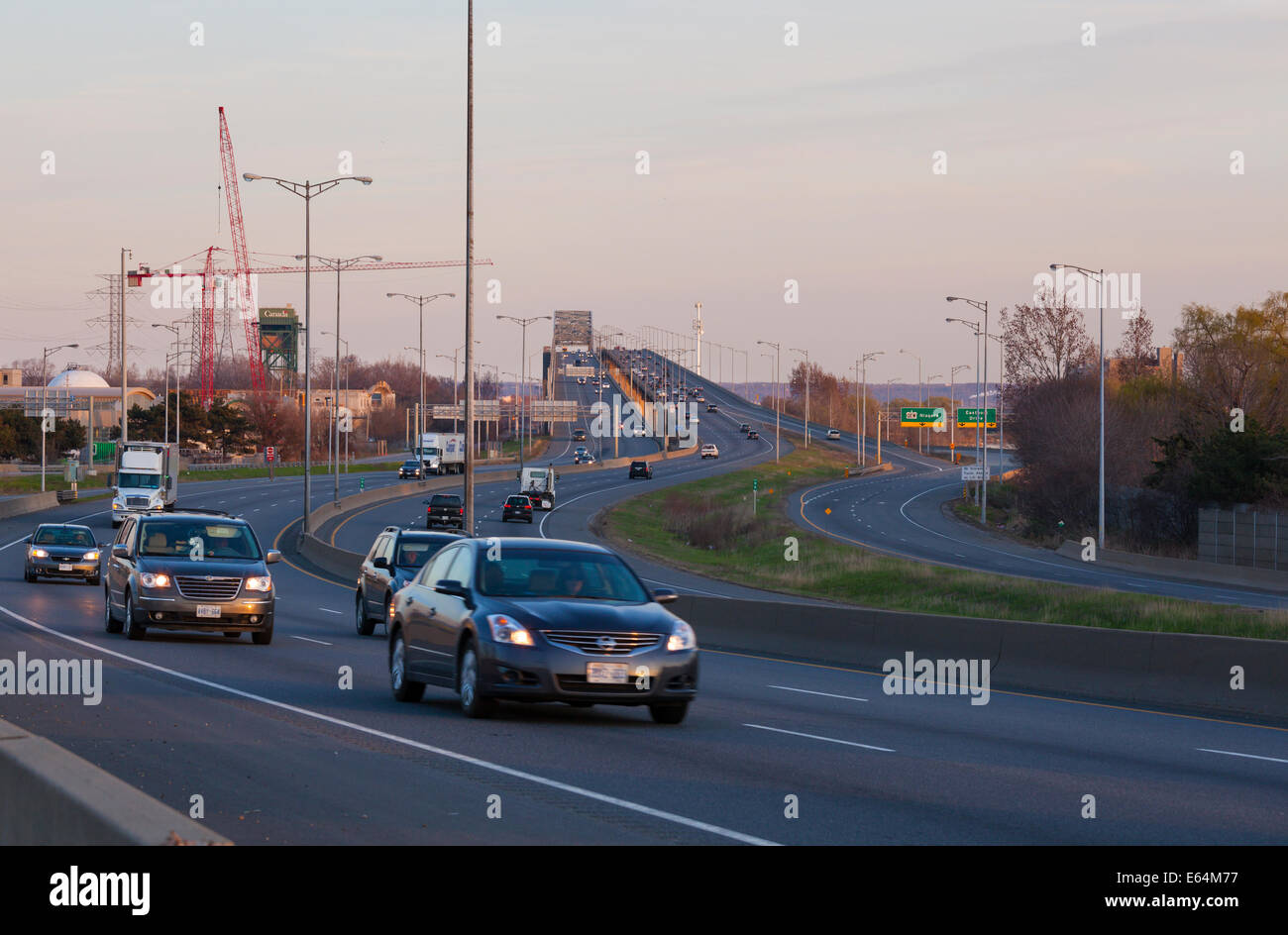 Il traffico lungo la regina Elisabetta con il modo in cui la Burlington Skyway in background. Hamilton, Ontario, Canada. Foto Stock