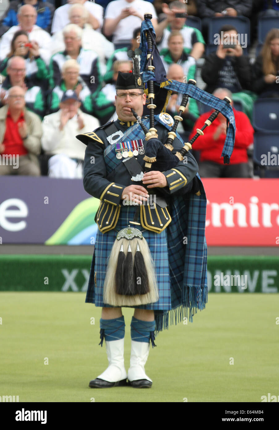 Lettore delle cornamuse alla premiazione in Womens coppie al Kelvingrove Lawn Bowls Center, 2014 giochi del Commonwealth, Glasgow, Foto Stock