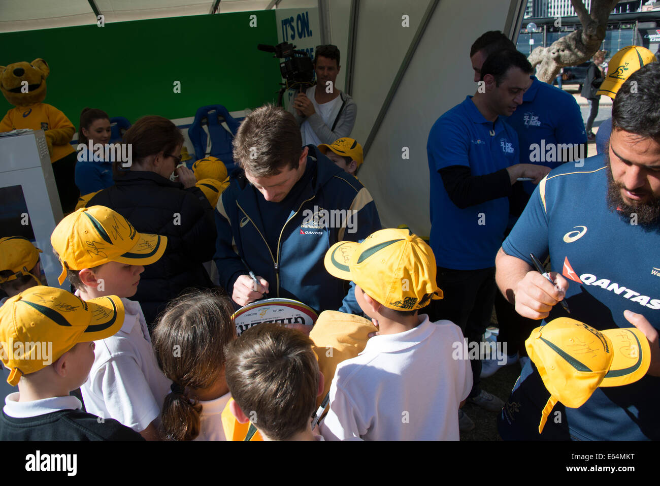 SYDNEY, Australia - 14 agosto 2014: Paddy Ryan firma autografi durante la Bledisloe Cup Giorno della ventola a Sydney. Il Wallaby giocare gli All Blacks nel Rugby Bledisloe Cup a ANZ Stadium di Sydney il 16 agosto 2014. Credito: MediaServicesAP/Alamy Live News Foto Stock