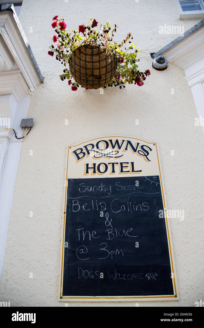 Cartello fuori Brown's Hotel, Laugharne, pubblicità sessione domenicale di Bella Collins e il blu. Cani ammessi Foto Stock