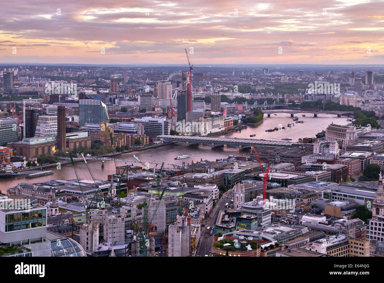 Vista generale degli edifici della città skyline al tramonto a Londra in Inghilterra Foto Stock