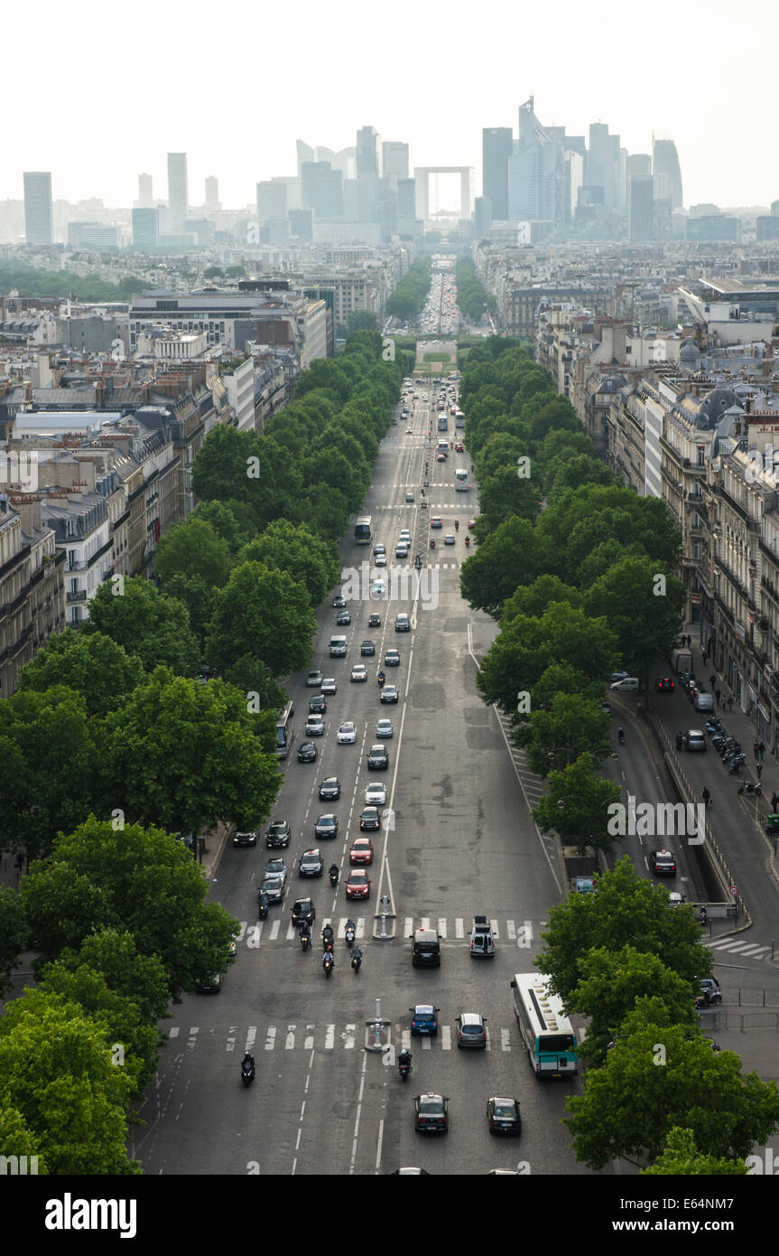 Vista dall'Arc de Triomphe a Parigi quartiere degli affari La Defense, Francia Foto Stock