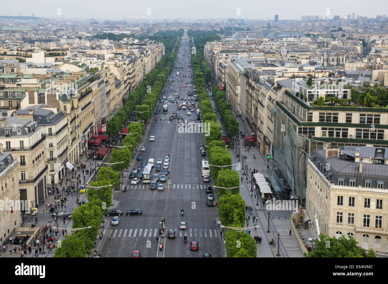 Una vista dell'Avenue des Champs Elysees da Arc de Triomphe a Parigi, Francia Foto Stock