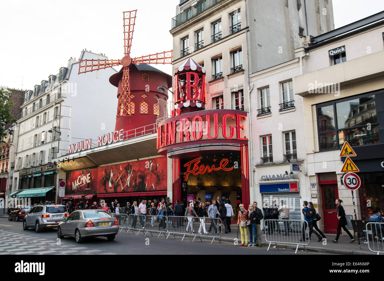 Il Moulin Rouge a Parigi, Francia Foto Stock