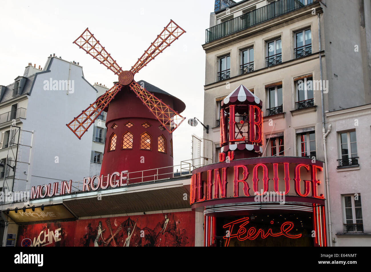 Il Moulin Rouge a Parigi, Francia Foto Stock