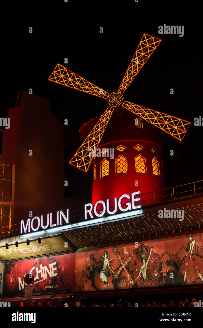 Il Moulin Rouge di notte a Parigi, Francia Foto Stock