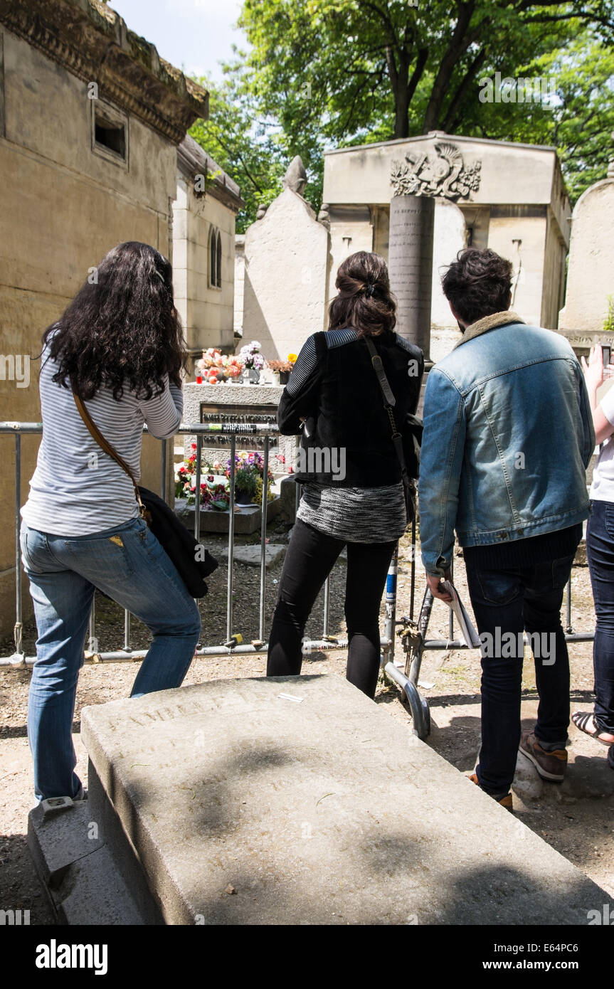 I turisti che visitano la tomba di porte cantante Jim Morrison nel cimitero di Pere Lachaise di Parigi, Francia Foto Stock