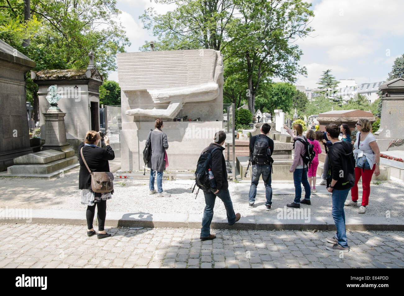 I turisti che visitano la tomba monumento scultura statua di Oscar Wilde nel cimitero di Pere Lachaise di Parigi, Francia Foto Stock