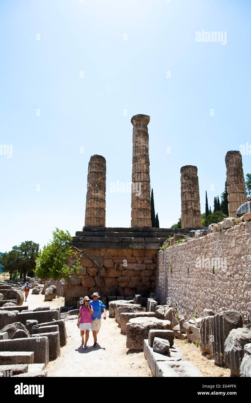 I turisti al Tempio di Apollo a Delfi Foto Stock
