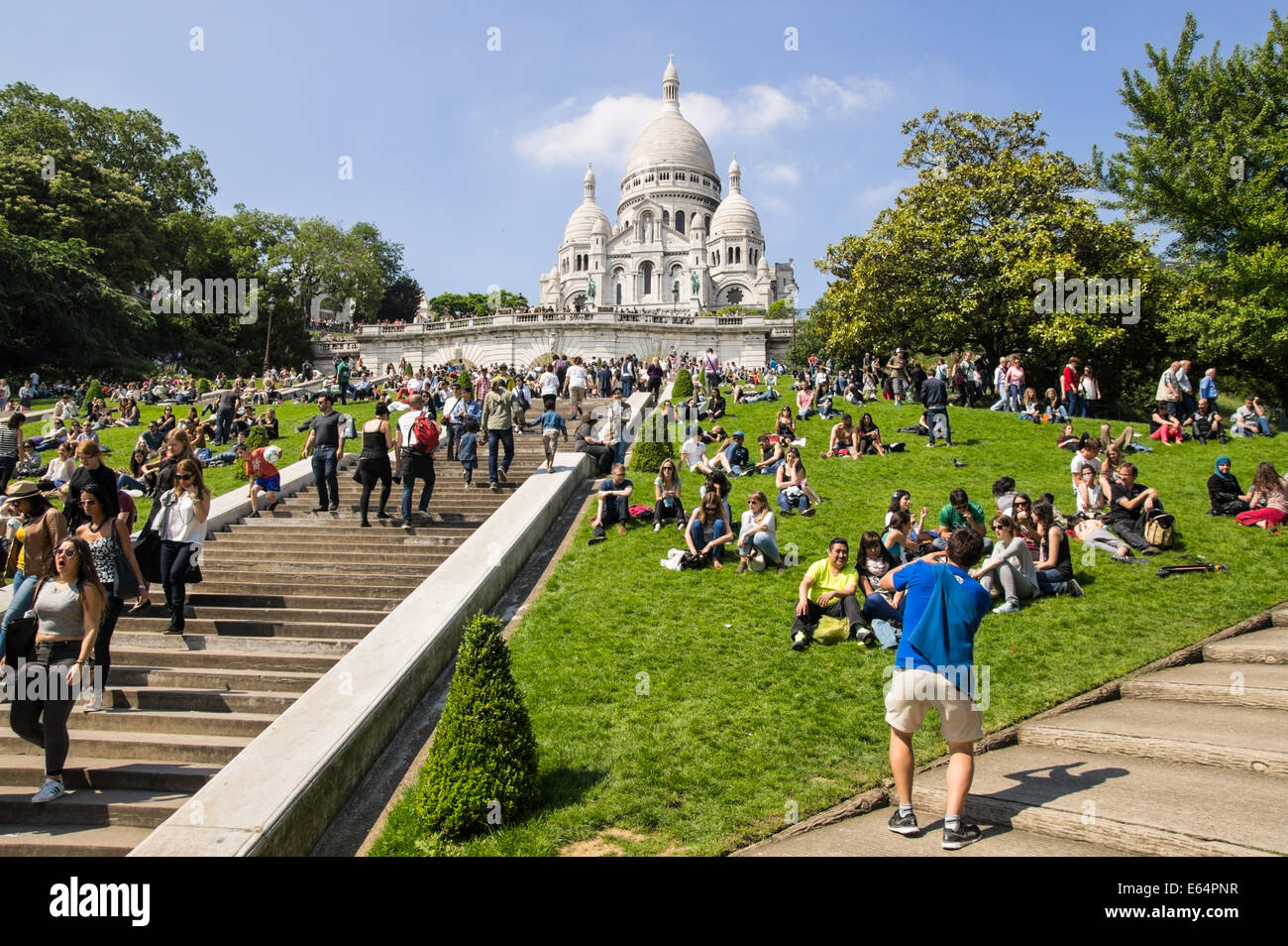 Turisti alla Basilica del Sacro Cuore di Montmartre, Basilique du Sacré-Coeur de Montmartre, Parigi, Francia Foto Stock