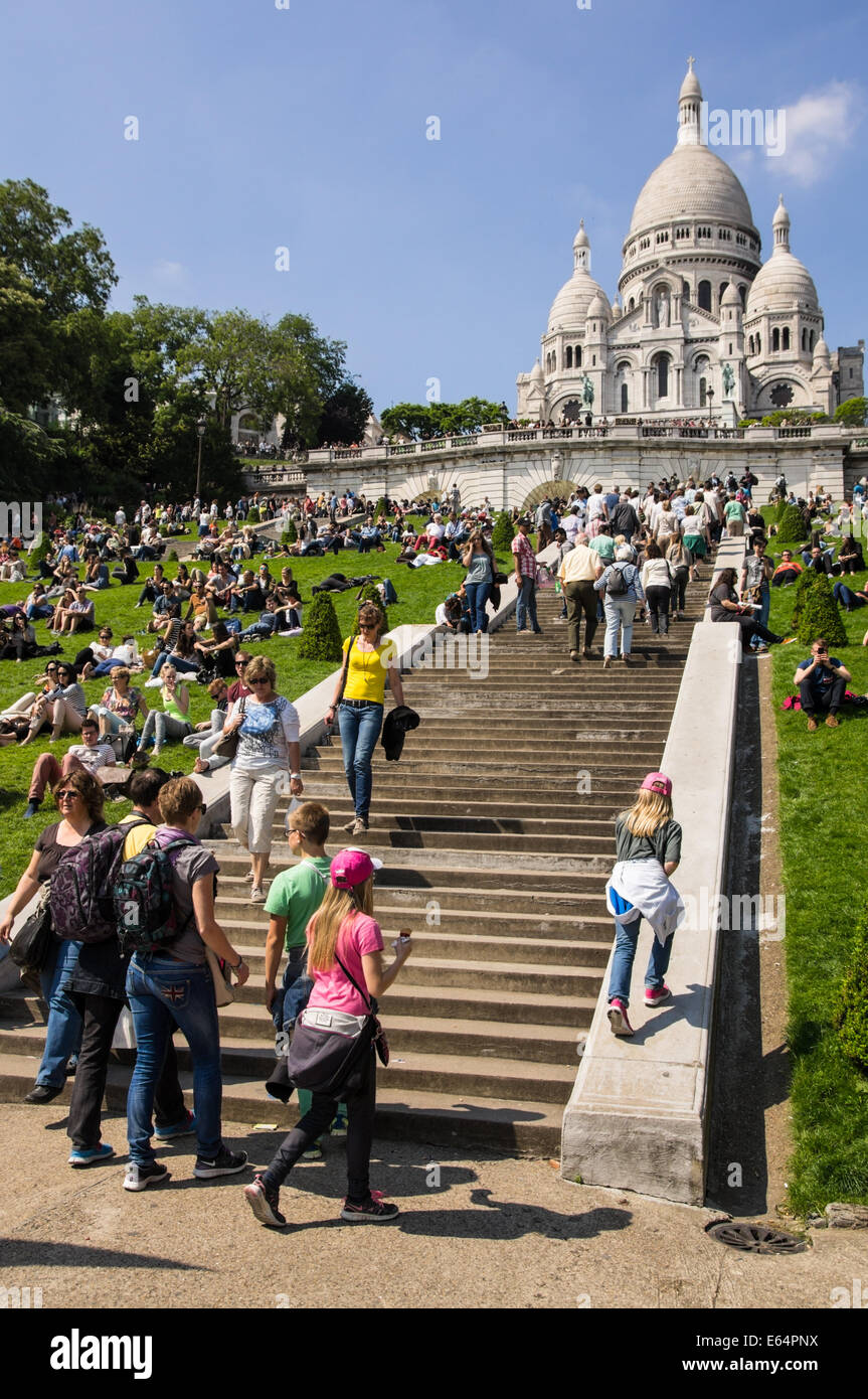 I turisti alla Basilica del Sacro Cuore di Montmartre [ Basilique du Sacré Coeur de Montmartre] Parigi, Francia Foto Stock