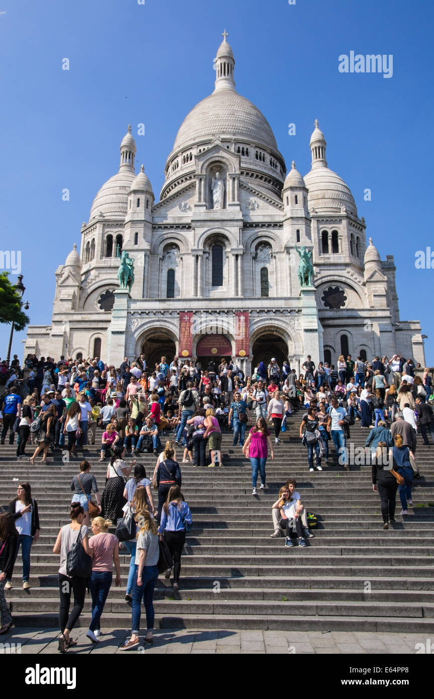 I turisti alla Basilica del Sacro Cuore di Montmartre [ Basilique du Sacré Coeur de Montmartre] Parigi, Francia Foto Stock