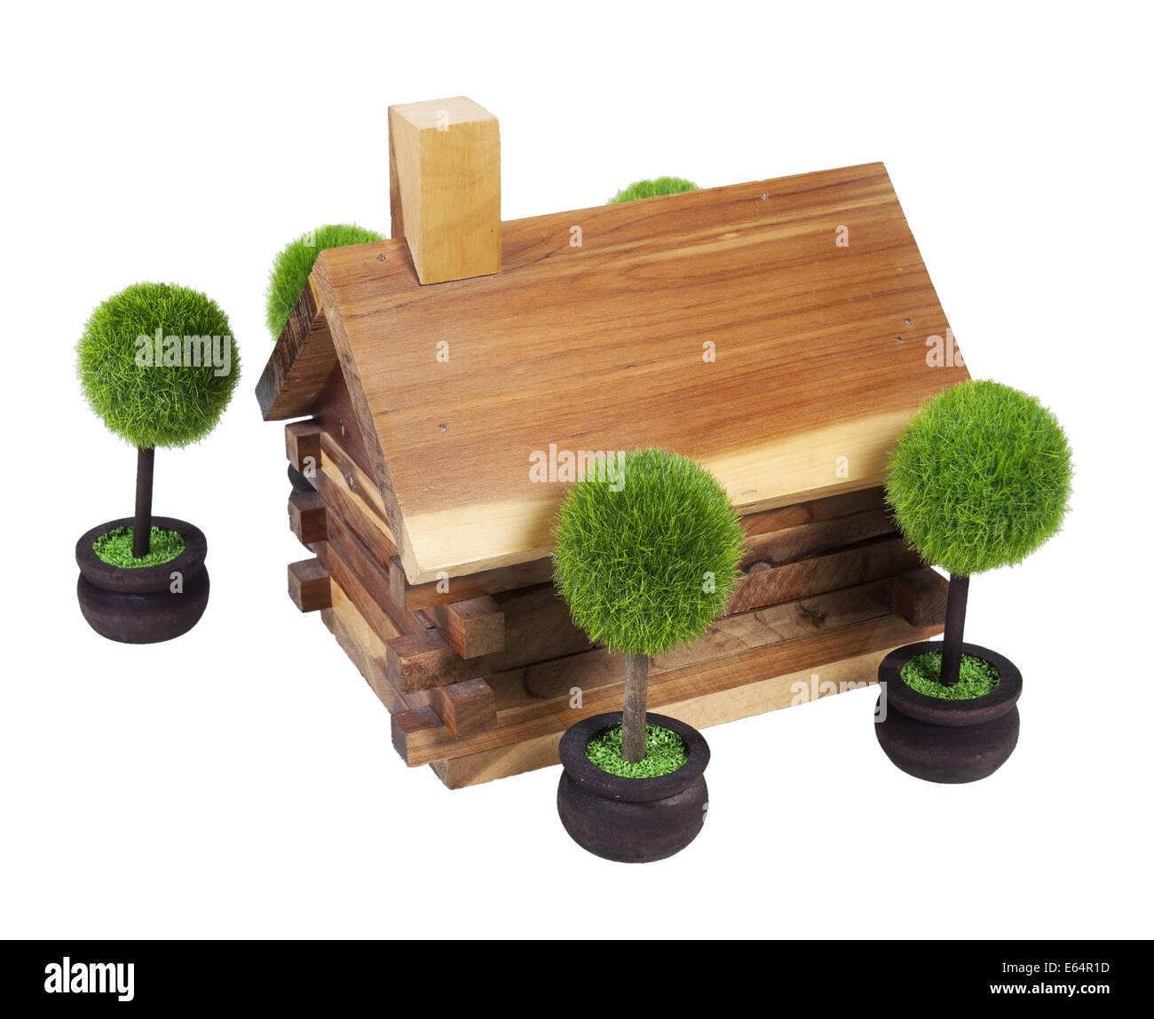 Capanna di legno fatto di assi di legno e travi circondato da alberi - percorso incluso Foto Stock