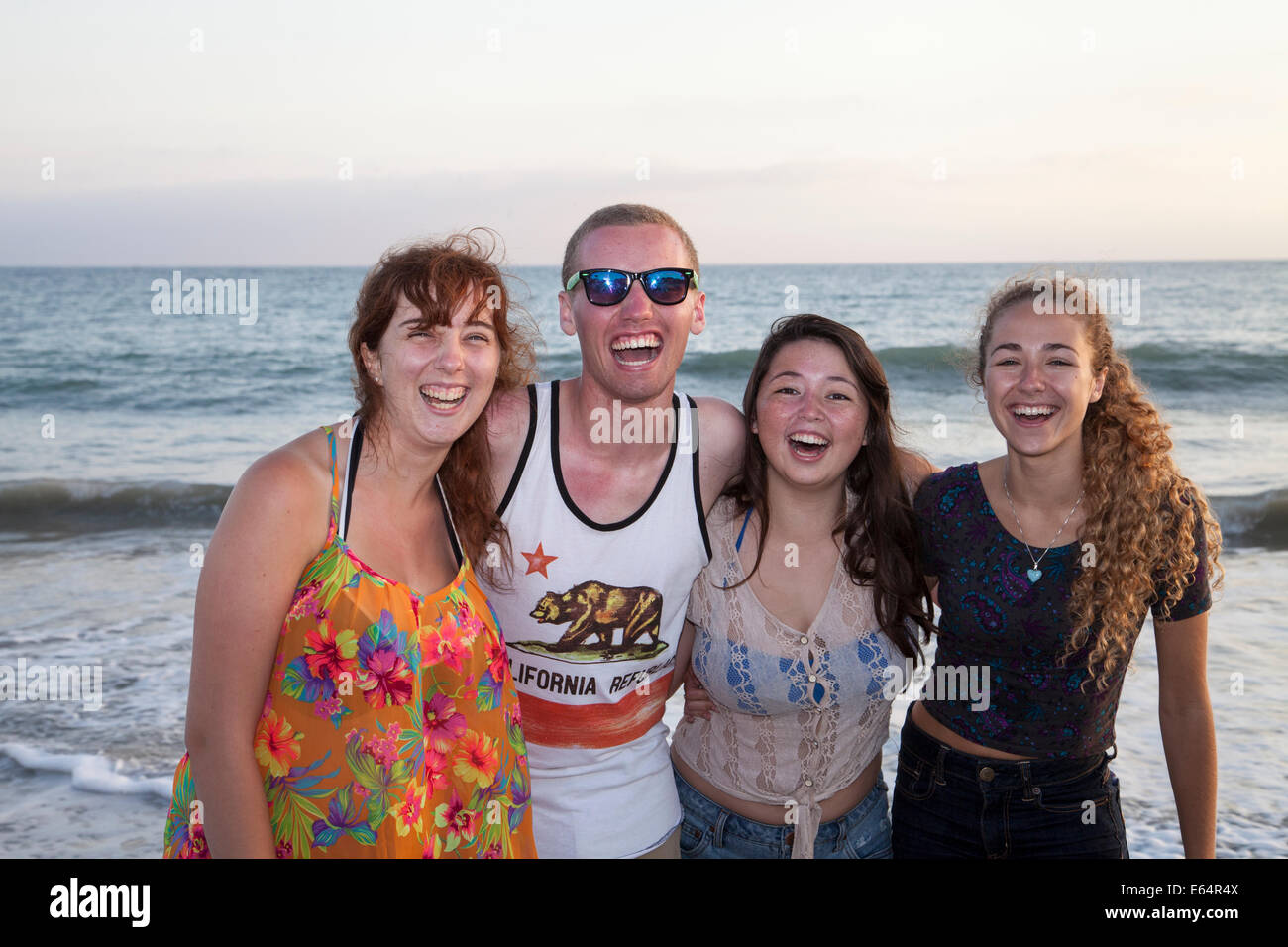 I giovani adulti che posano per una foto, Dana Point, California, Stati Uniti d'America Foto Stock