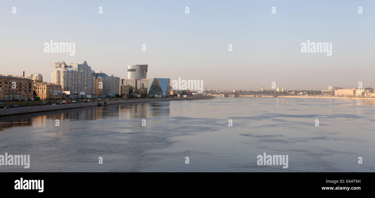 Argine del fiume Neva, San Pietroburgo, Russia. Foto Stock