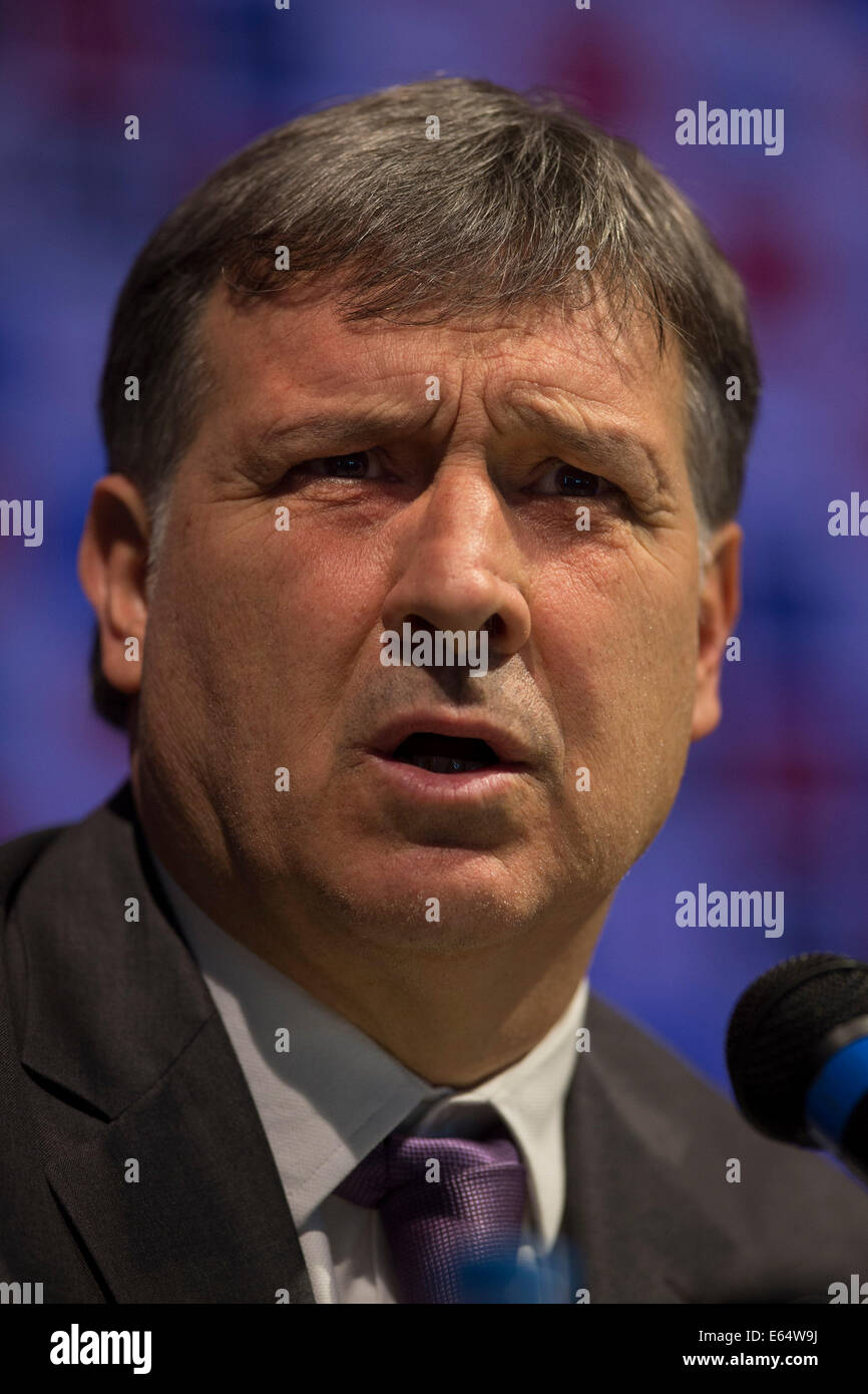 Ezeiza, Argentina. 14 Ago, 2014. Gerardo Martino reagisce durante una conferenza stampa per la sua presentazione ufficiale come il nuovo allenatore dell'Argentina la nazionale di calcio nel campus di calcio argentino (Associazione AFA, per il suo acronimo in spagnolo), nella città di Ezeiza, 32km da Buenos Aires, capitale dell'Argentina, il 14 agosto 2014. Credito: Martin Zabala/Xinhua/Alamy Live News Foto Stock