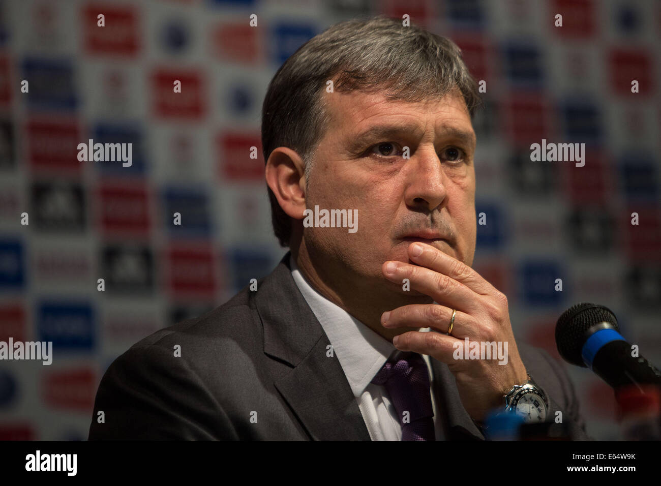 Ezeiza, Argentina. 14 Ago, 2014. Gerardo Martino reagisce durante una conferenza stampa per la sua presentazione ufficiale come il nuovo allenatore dell'Argentina la nazionale di calcio nel campus di calcio argentino (Associazione AFA, per il suo acronimo in spagnolo), nella città di Ezeiza, 32km da Buenos Aires, capitale dell'Argentina, il 14 agosto 2014. Credito: Martin Zabala/Xinhua/Alamy Live News Foto Stock