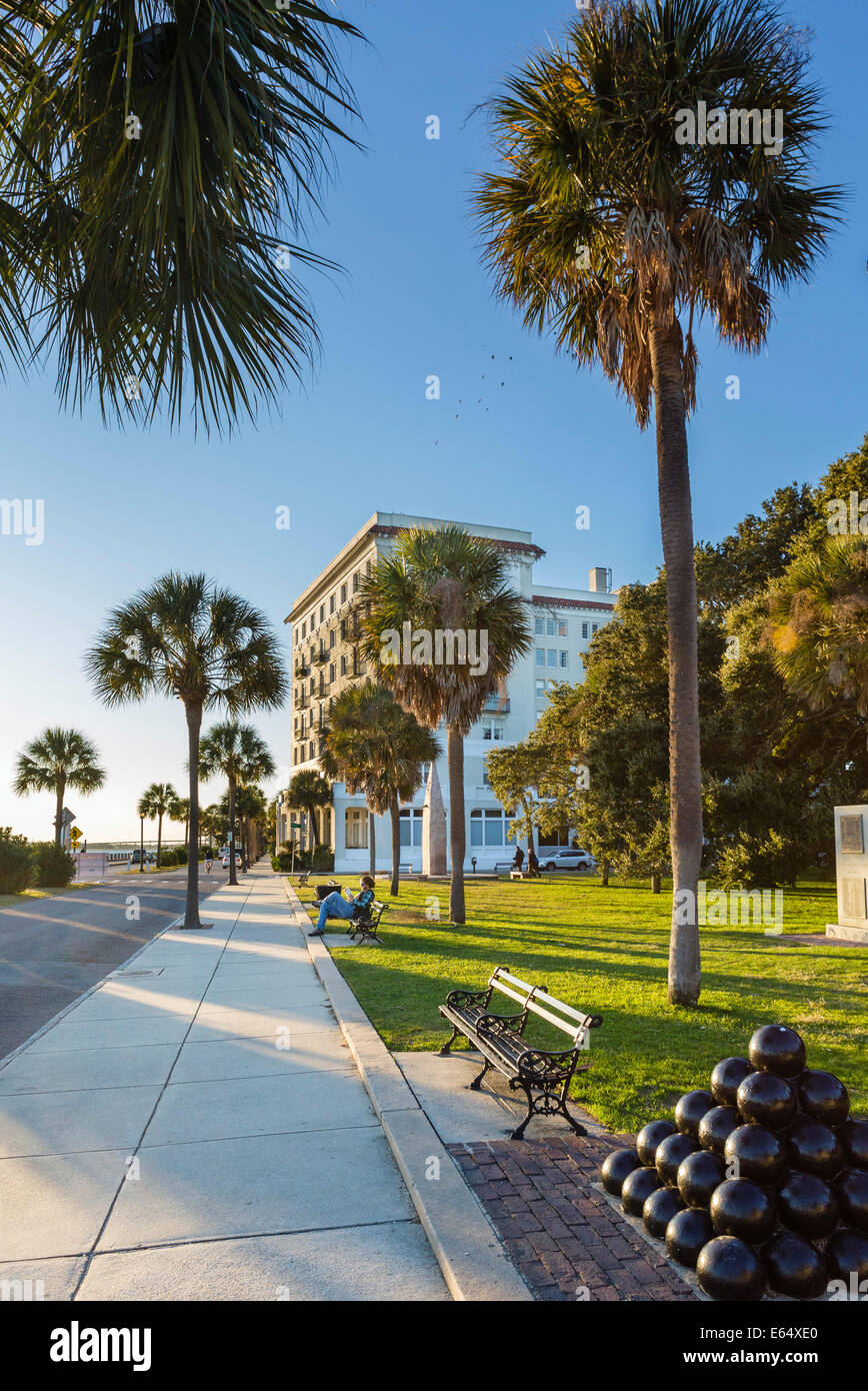 Punto di bianco Garden e Fort Sumter House (ex hotel ora condos), Murray Boulevard, Charleston, Carolina del Sud, STATI UNITI D'AMERICA Foto Stock