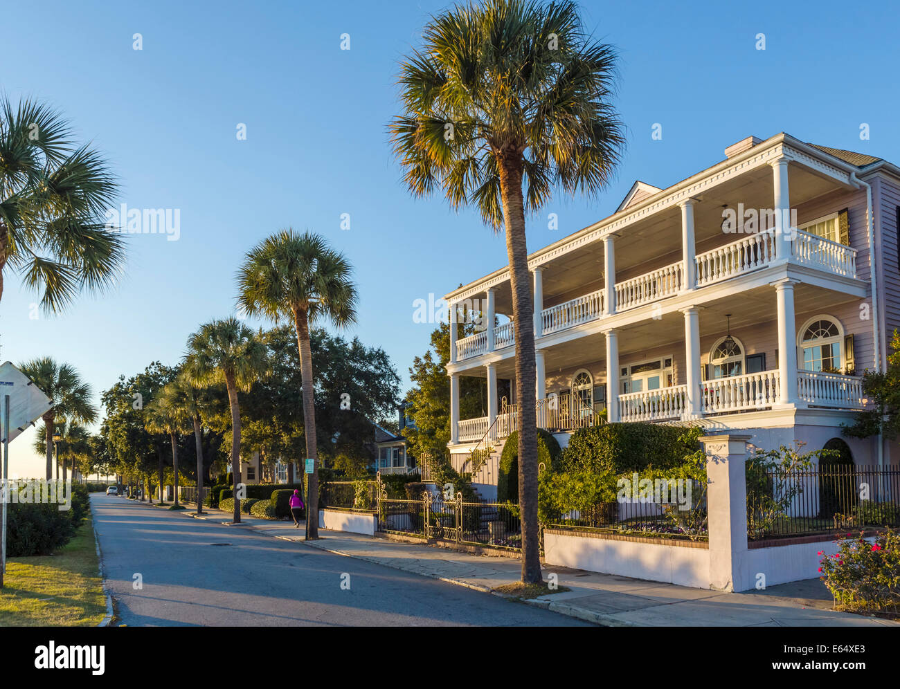 Case storiche lungo il lungomare sul Murray Boulevard, illuminato dal sole al tramonto, Charleston, Carolina del Sud, STATI UNITI D'AMERICA Foto Stock