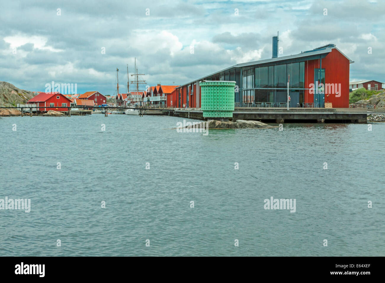 Nordic Acquerello Museo o Akvarellmuseet e faro verde sulla costa a Skärhamn, Bohuslän, Västra Götaland Iän, Svezia Foto Stock