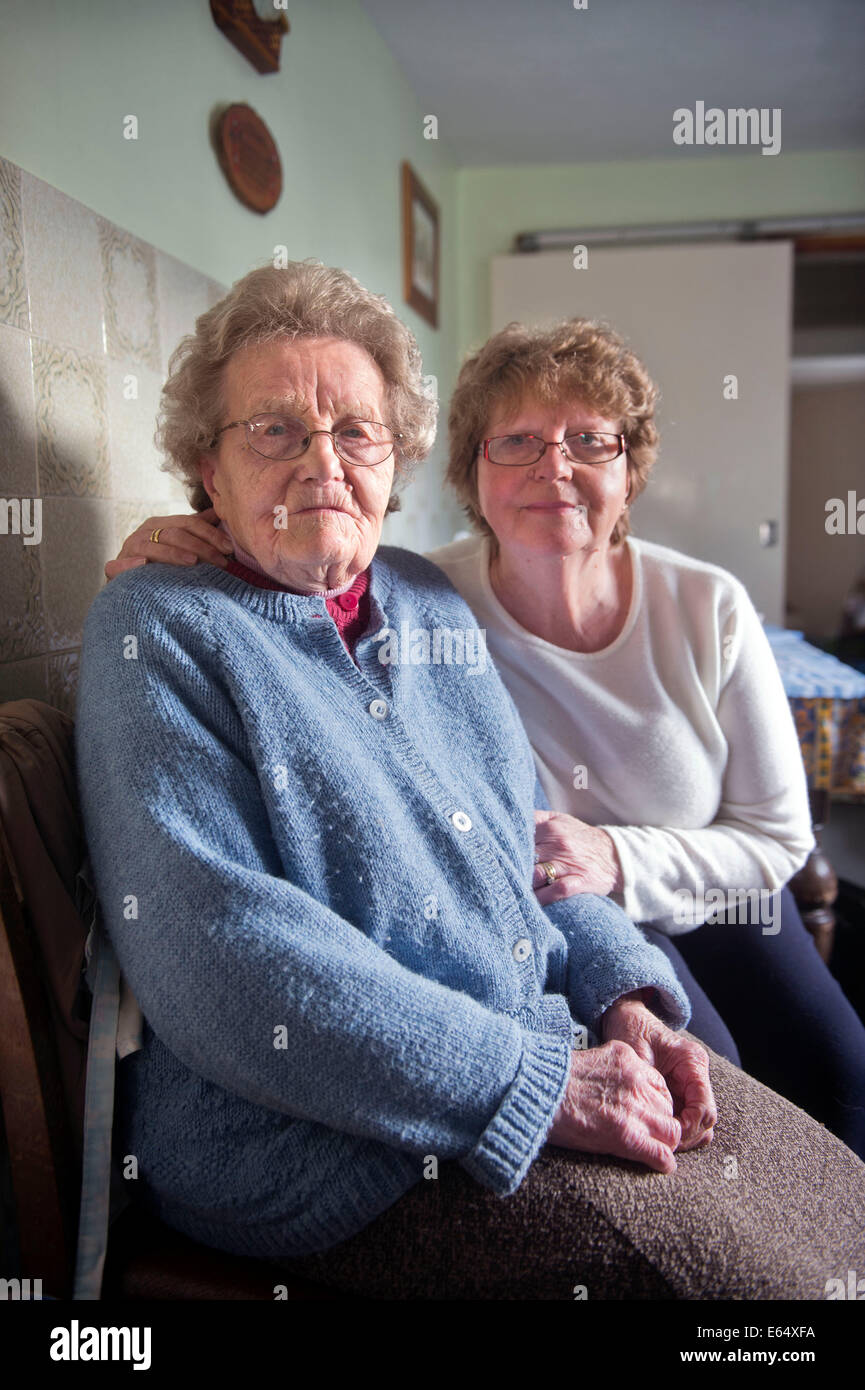 Inondazioni in Somerset livelli a brughiera - ottanta nove anni di Joan Lang a Goddards fattoria con sua figlia Margaret bloccare wh Foto Stock