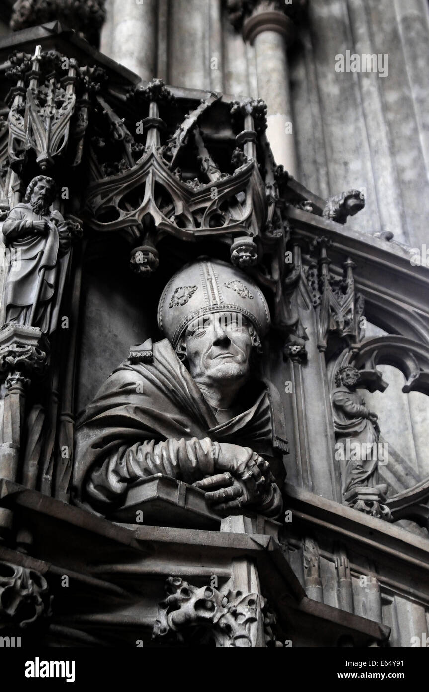 Vienna, Austria. Stephansdom (Cattedrale) pulpito gotico (c1500) da Anton Pellegrini. La testa di uno dei padri della Chiesa - Ambrosius Foto Stock