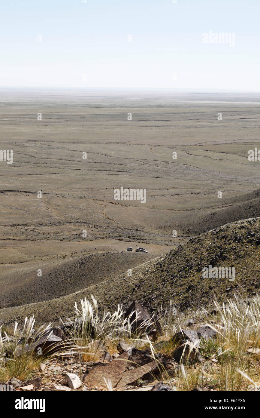Steppa paesaggio di montagna di pitture rupestri, vicino Bayanzag, Gobi Gurvansaikhan National Park, deserto dei Gobi Foto Stock