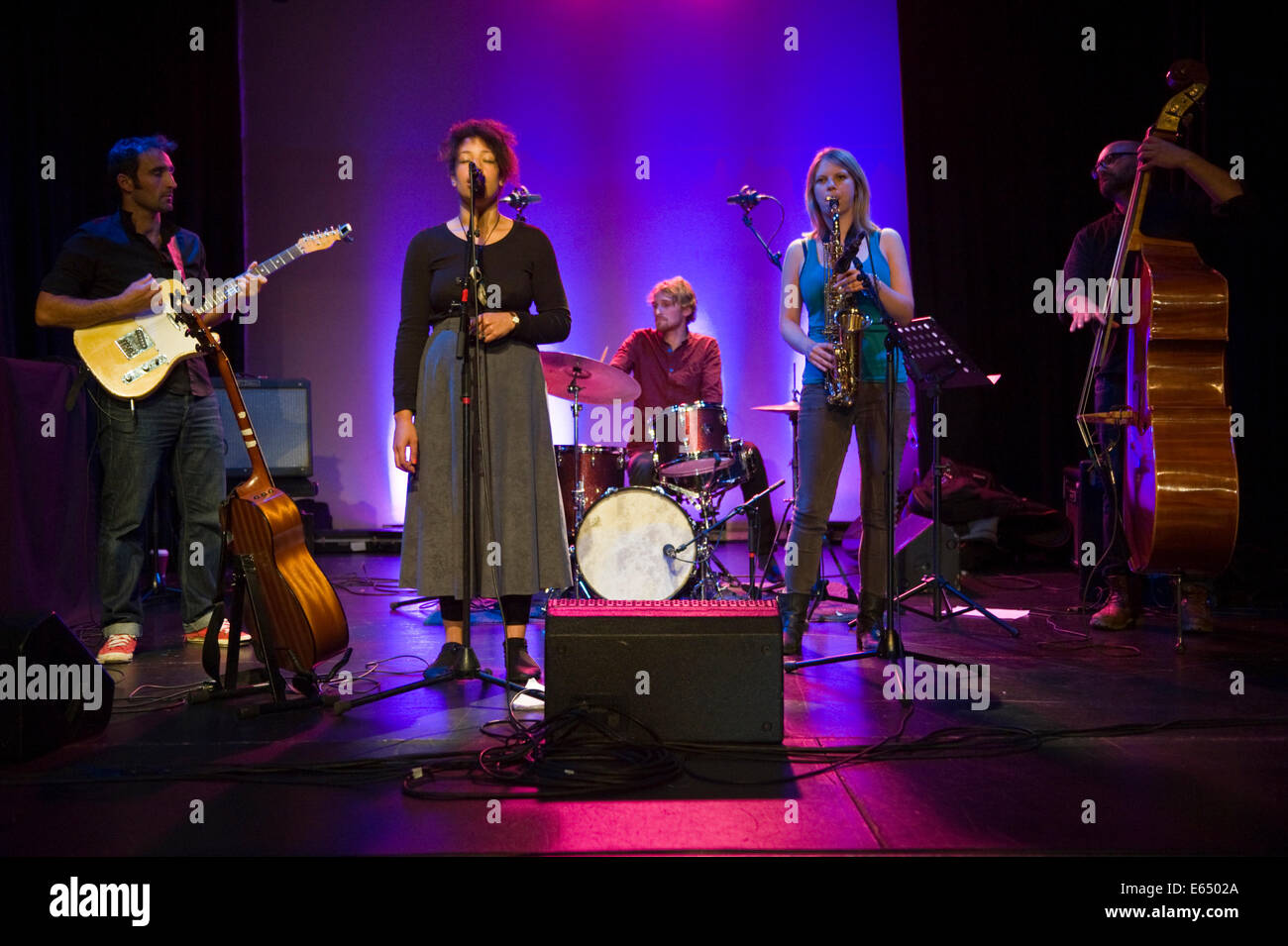 Musica dal vivo Lady Nade & le sagome band sul palco a Brecon Jazz Festival 2014 Foto Stock