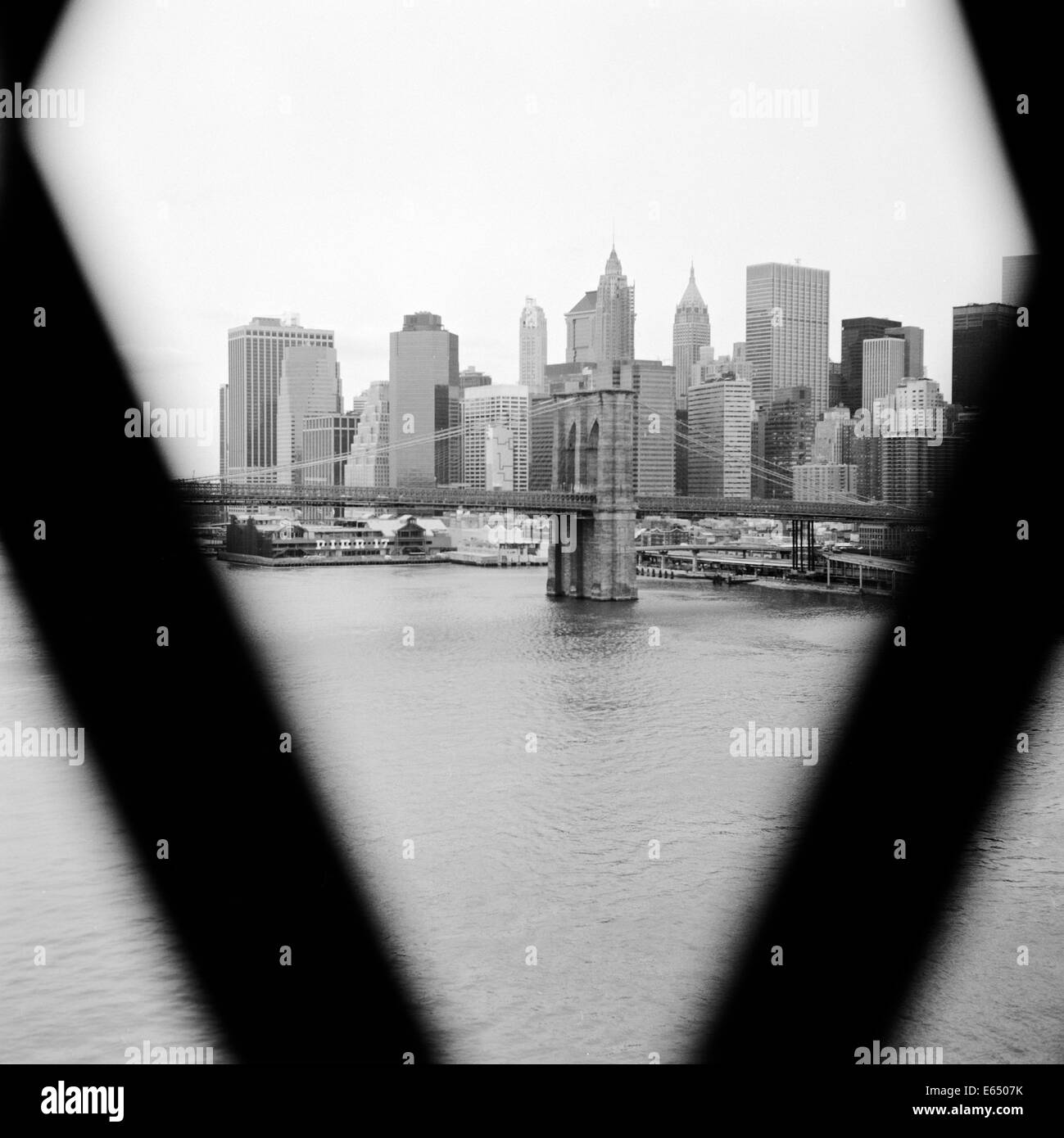 Il ponte di Brooklyn e la parte inferiore di Manhattan presi da Manhattan bridge sul medio formato pellicola Foto Stock