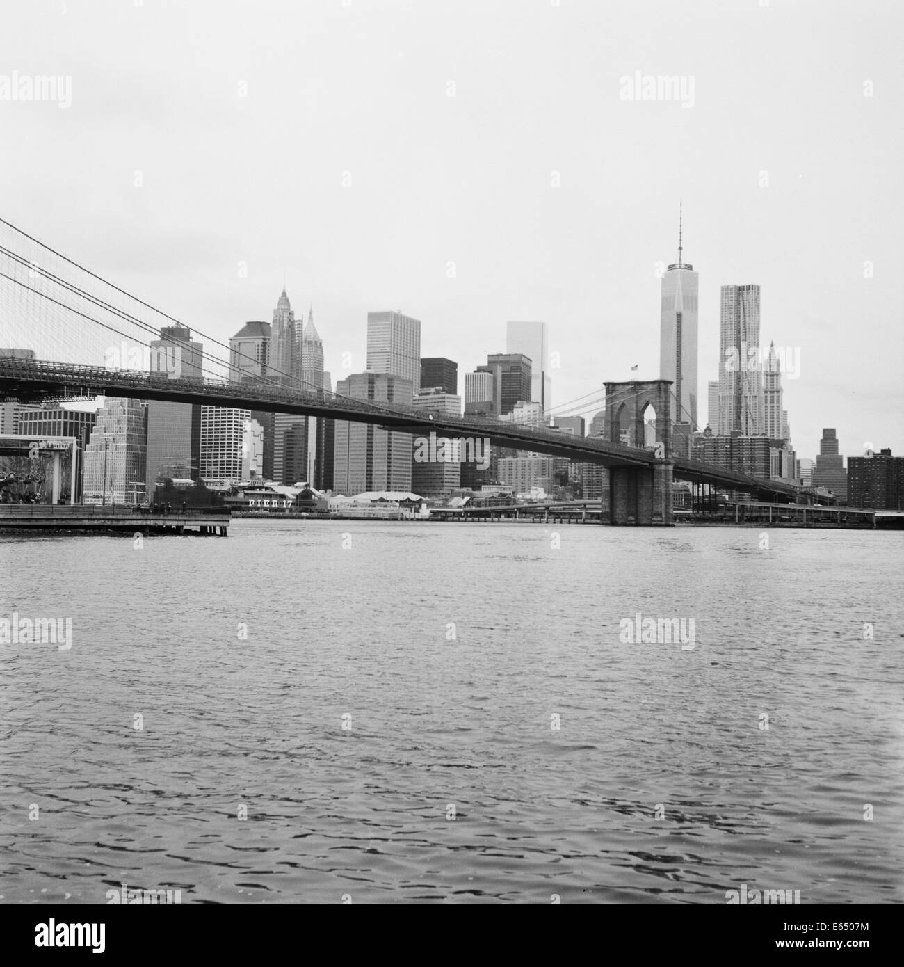 Il ponte di Brooklyn e la parte inferiore di Manhattan presa sul medio formato pellicola Foto Stock