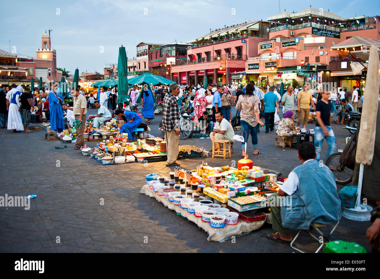 Le bancarelle del mercato in Djemaa el Fna a Marrakech, Marocco Foto Stock