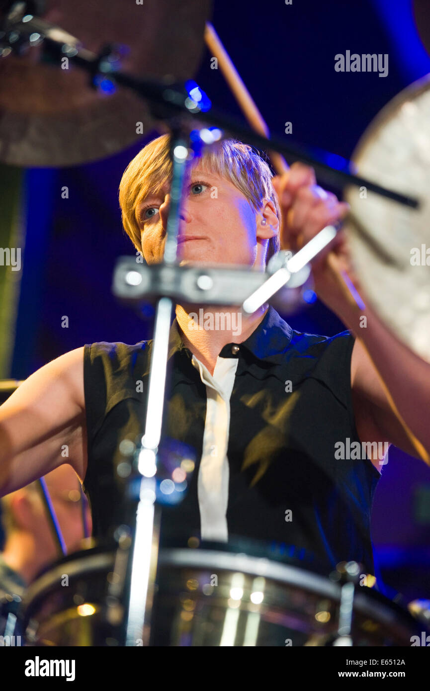 Musica dal vivo percussionista femmina con tubi allentati 21-pezzo big band sul palco a Brecon Jazz Festival 2014 Foto Stock