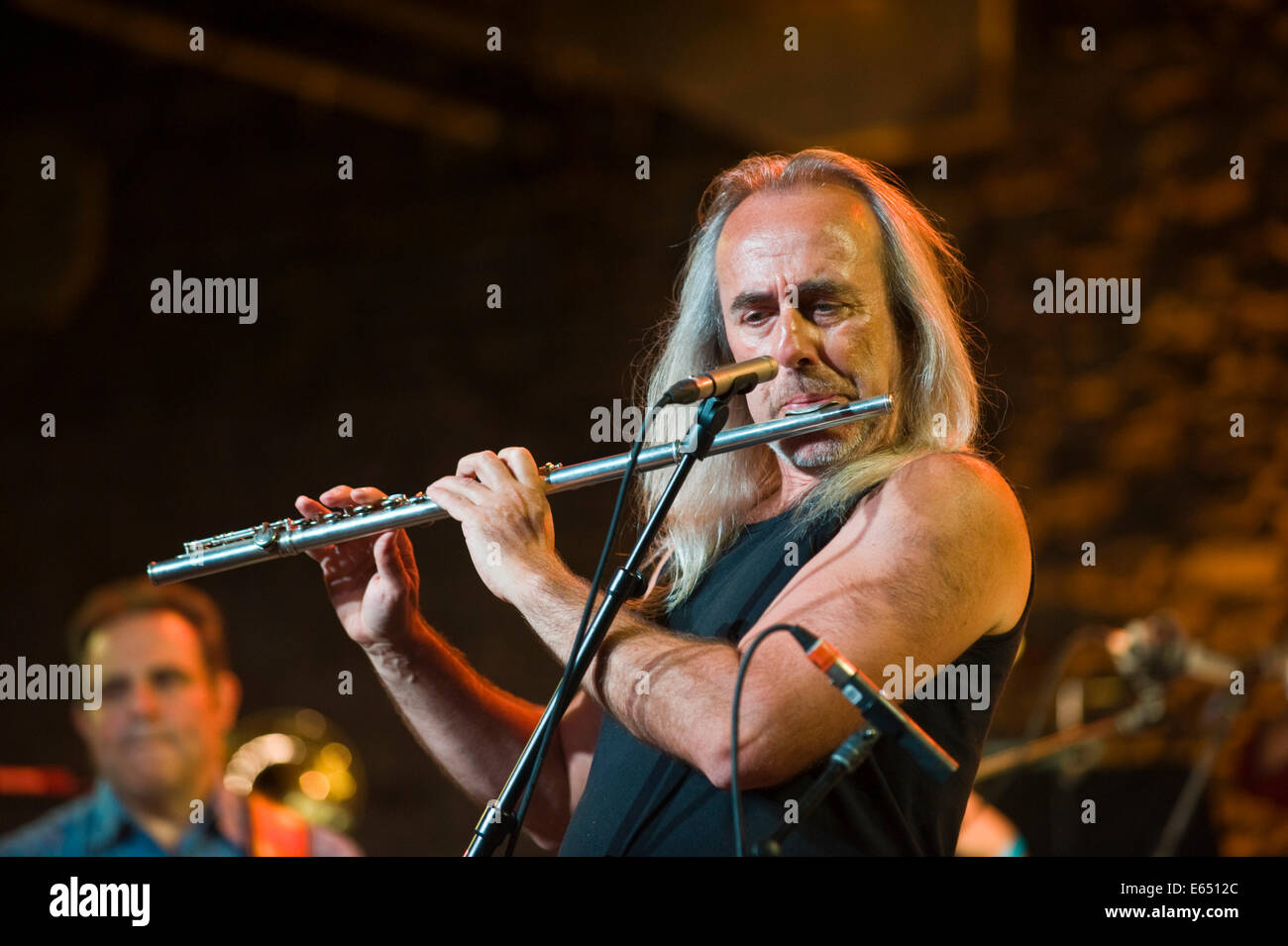 Musica dal vivo flautista con tubi allentati 21-pezzo big band sul palco a Brecon Jazz Festival 2014 Foto Stock