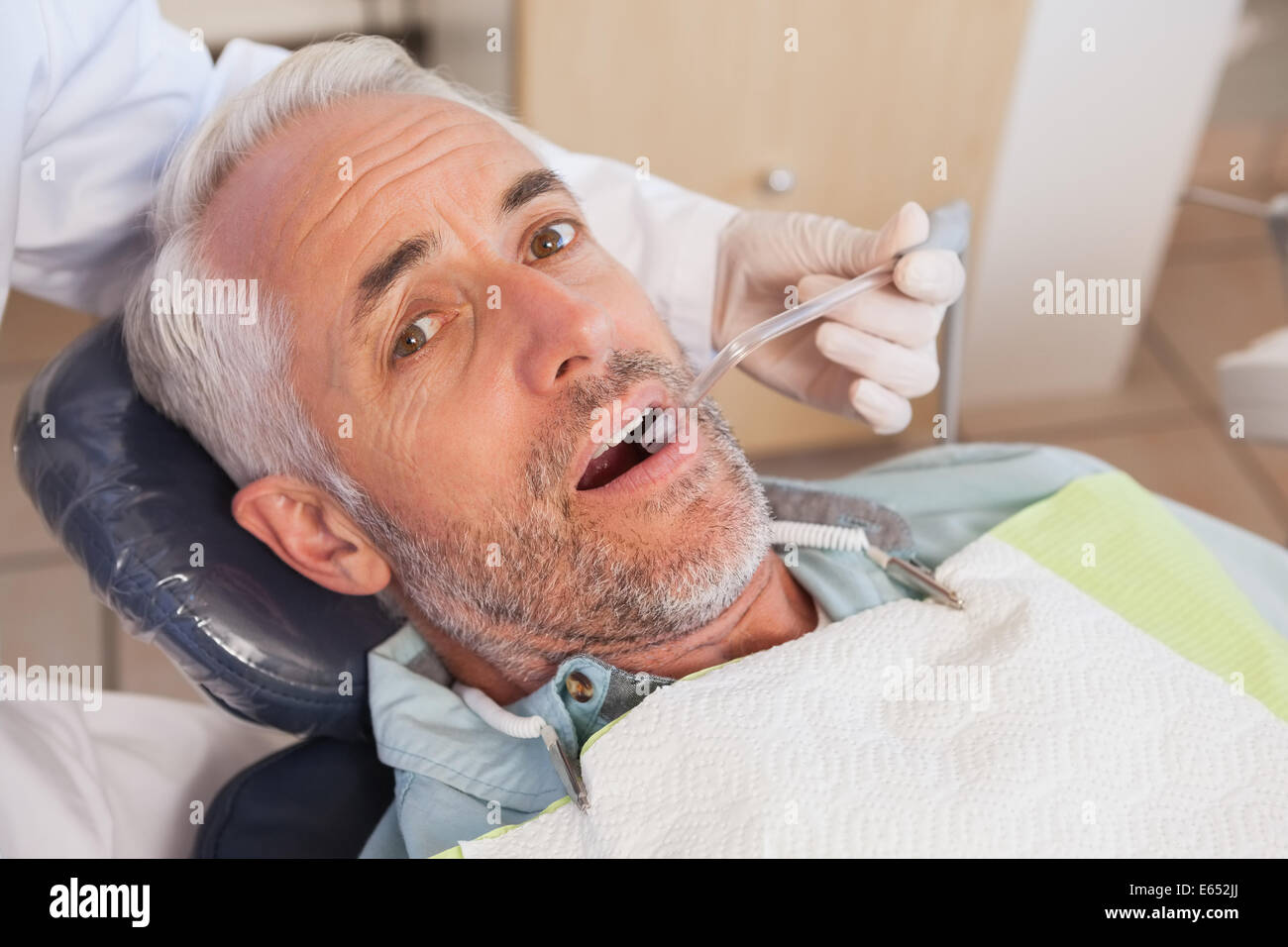 Dentista esaminando un pazienti denti per i dentisti sedia Foto Stock