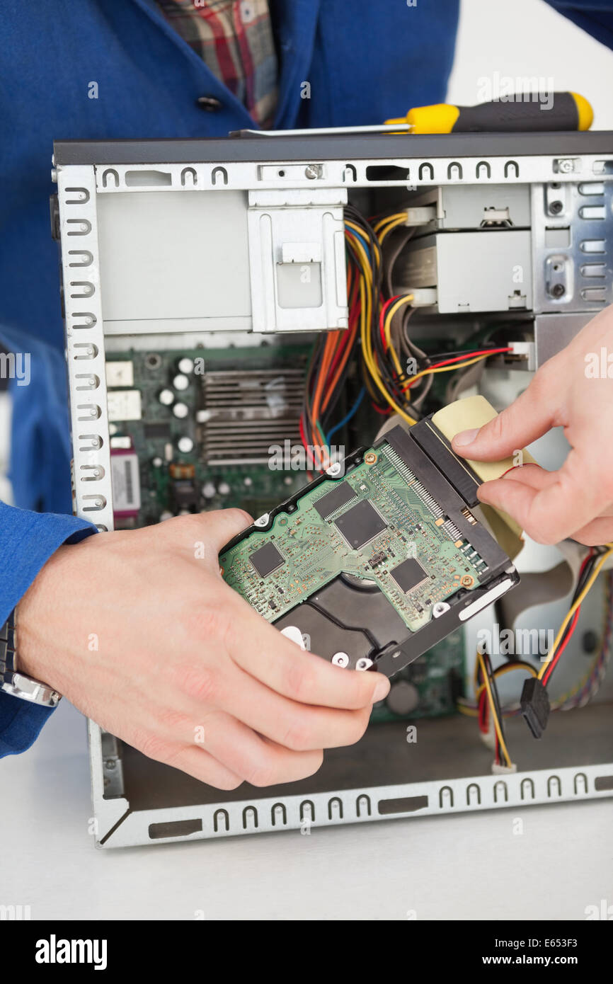 Ingegnere Informatico lavorando su cpu guaste Foto Stock