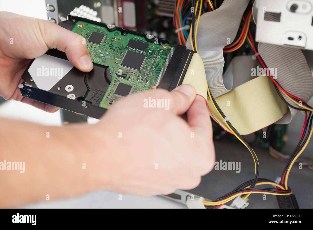 Ingegnere Informatico lavorando su cpu guaste Foto Stock