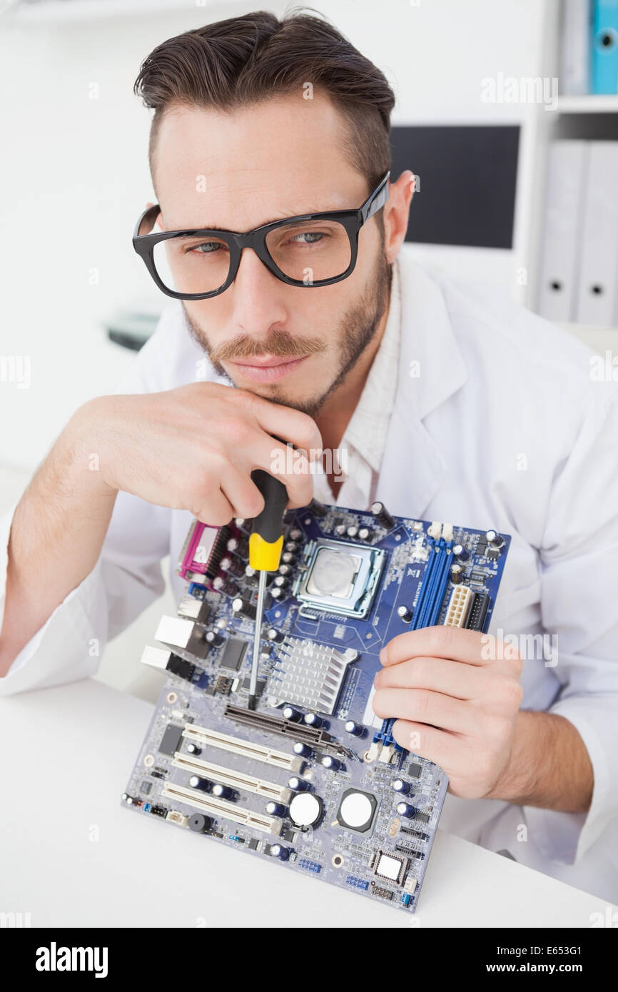 Ingegnere Informatico lavorando su cpu guaste Foto Stock