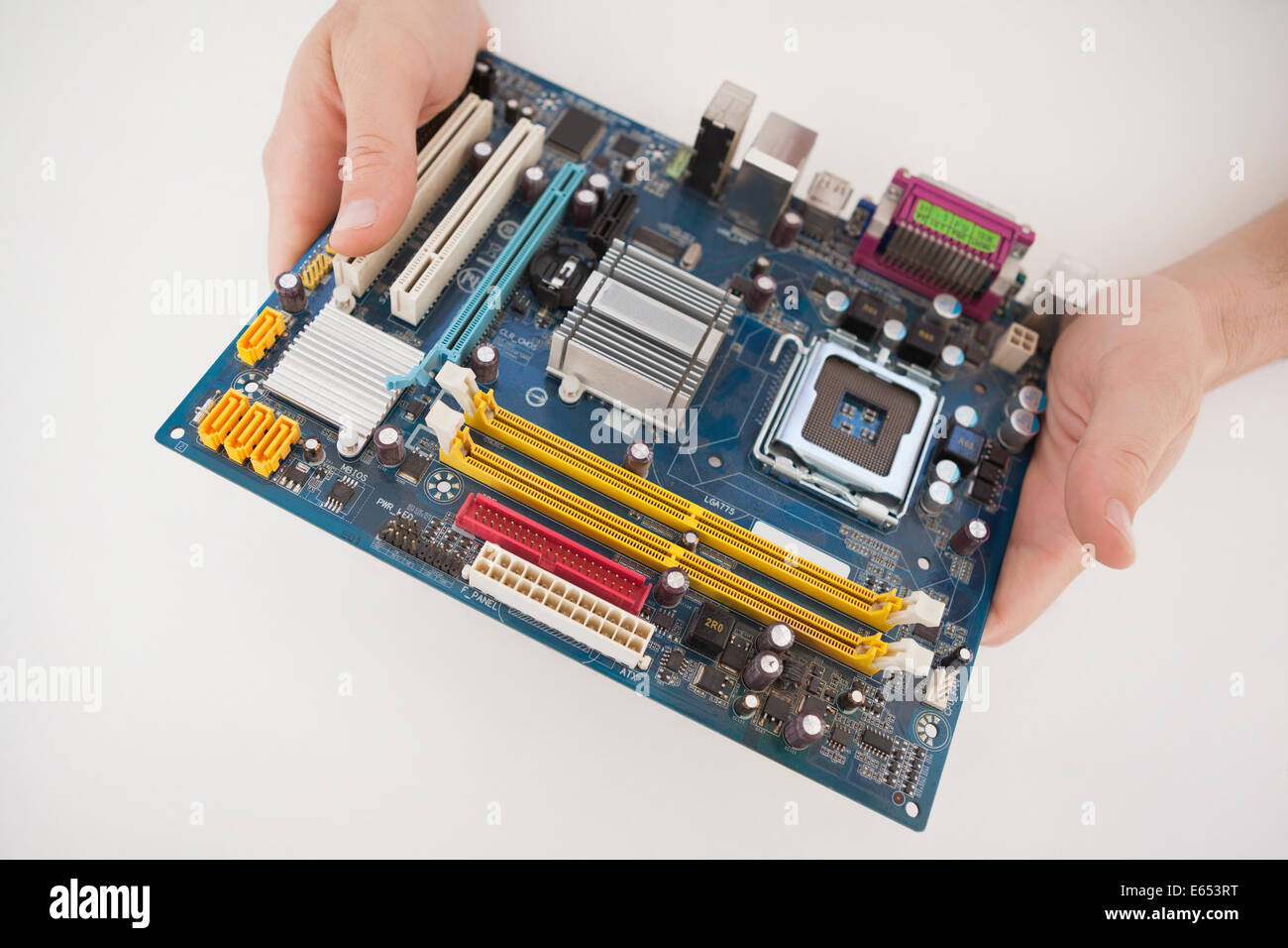 Ingegnere Informatico lavorando su cpu guaste Foto Stock